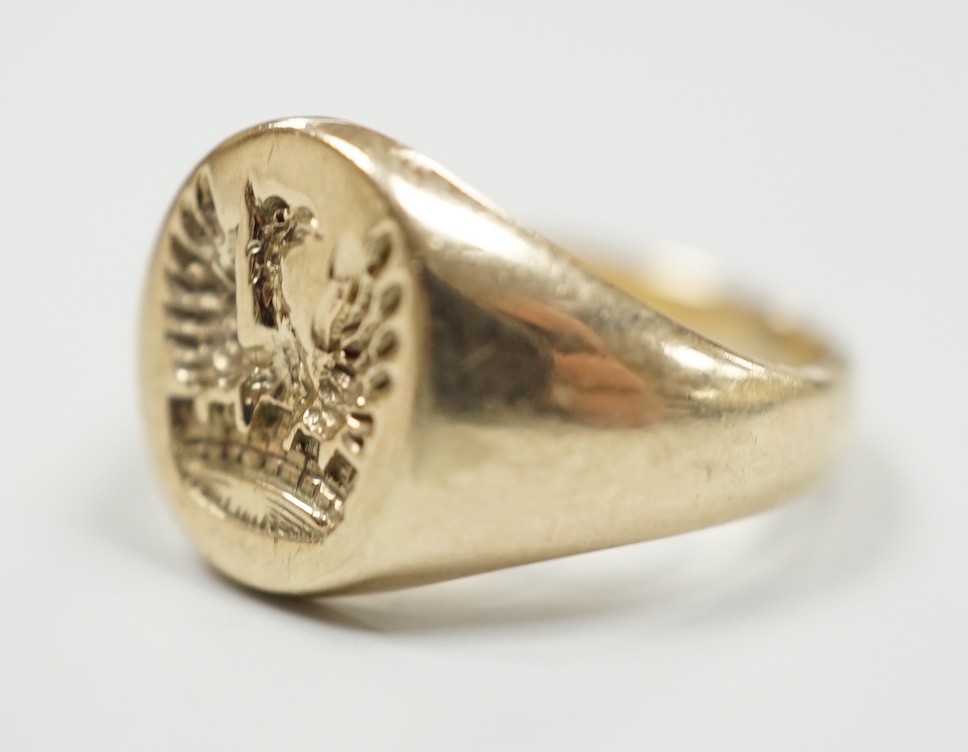 A yellow metal crested signet ring, carved with eagle above coronet, size G, gross weight 3.8 grams.